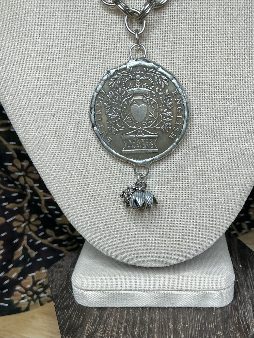 🤍 Queen Anne “Entirely English” 1702 Medal Replica Necklace - Picture 6 of 8